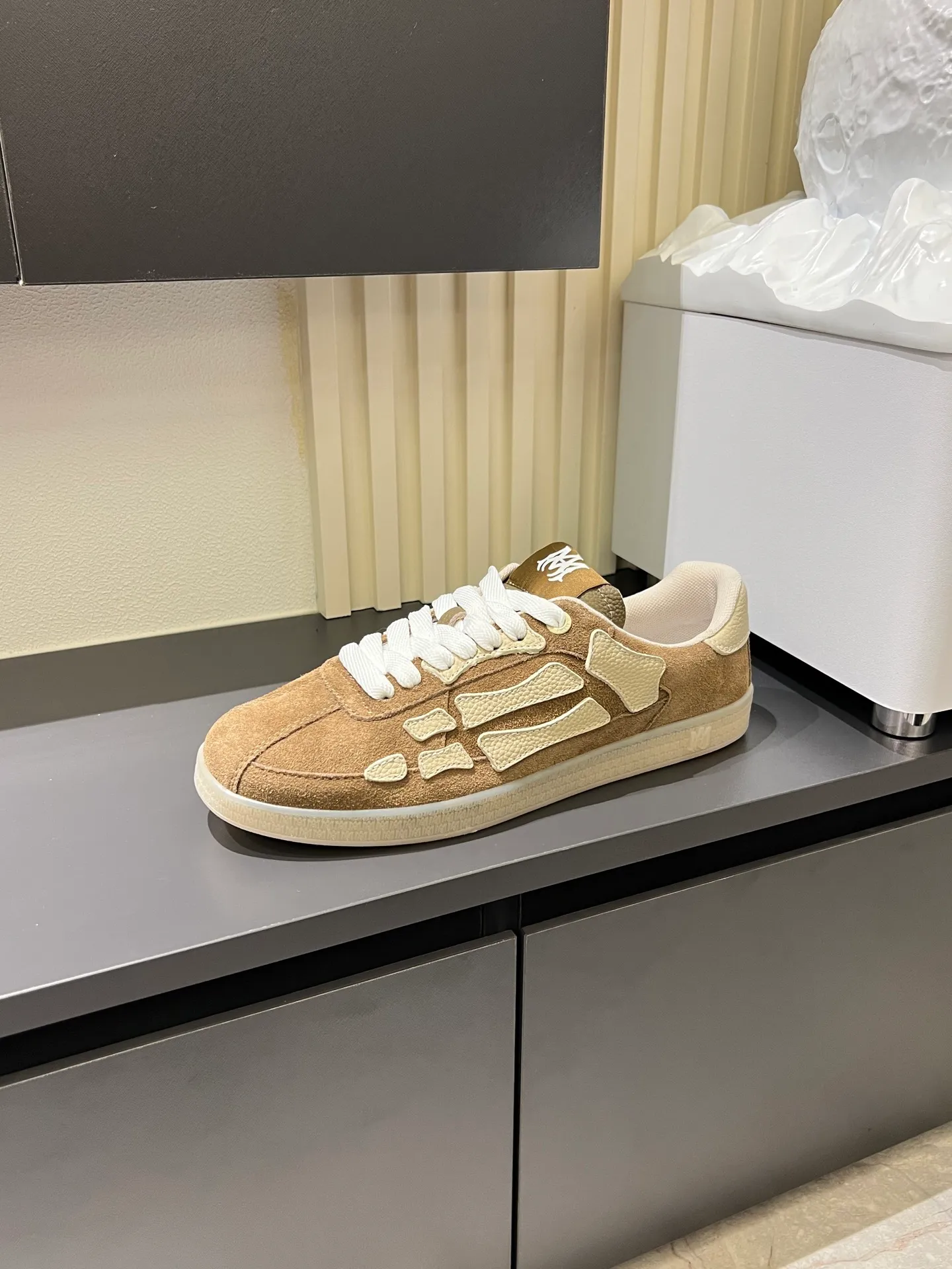 Men's shoes 💰p560 "AMIR*" new men's low-top casual sports sneakers bone shoes, another pair of irresistible bone shoes. Bone shoes are one of AMIRI's most popular items. Made of first-layer cowhide upper. The side bones are made of two cowhide laminations. It has a three-dimensional effect. The leather incisions are all oil-edged. Contrast color design. Simple style. Fashionable sports. Customized metal LOGO nameplate embellished with laces. Exclusive top-quality version. Supports contrast. Breathable mesh lining. The original rubber outsole is a must-have item for daily leisure. It is suitable for various occasions. If you pursue high quality, check it out. It is super cool on the feet and comes with a full set of original packaging! Size: 39-45!
